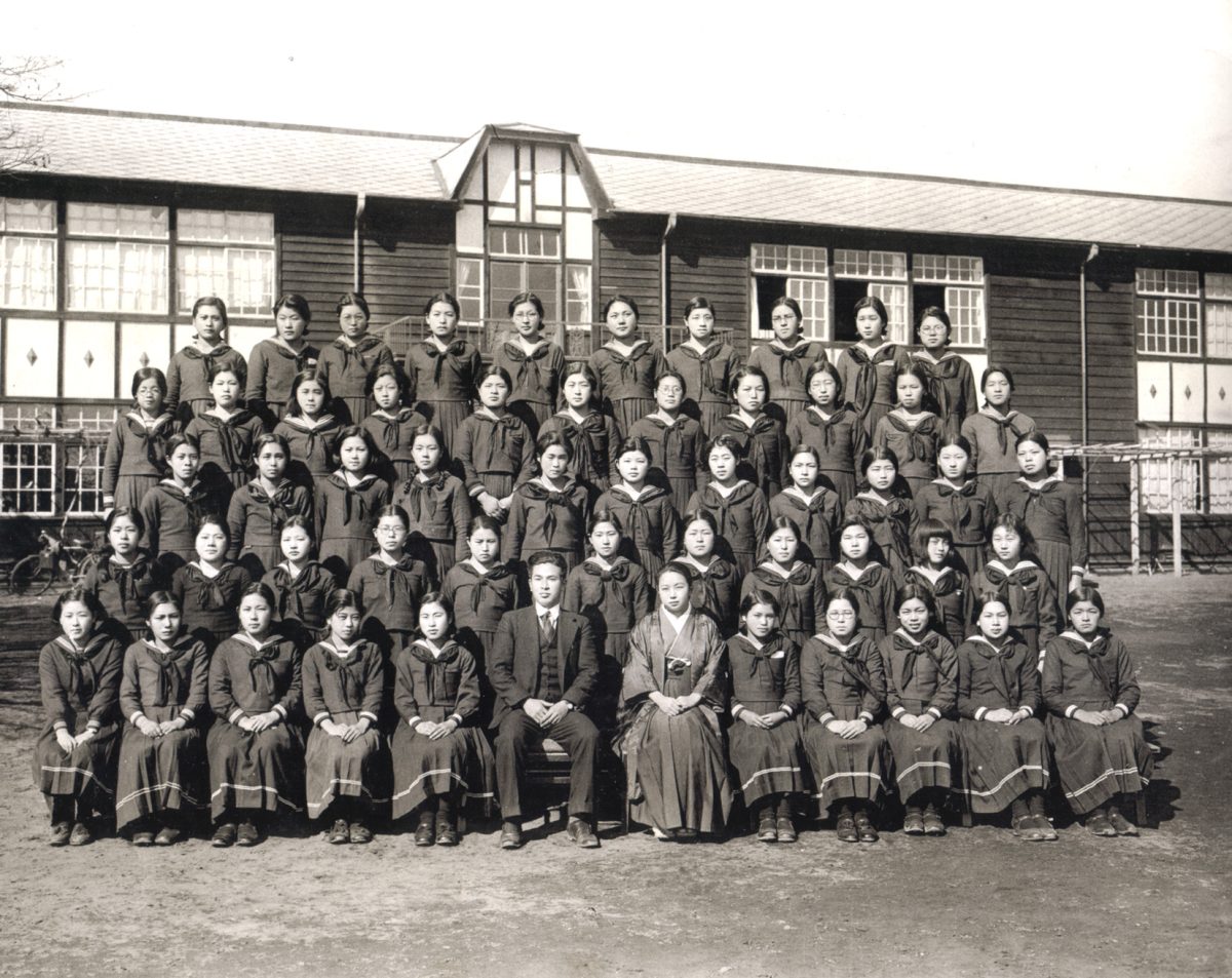 卒業生全体写真<br />
1938(昭和13)年3月