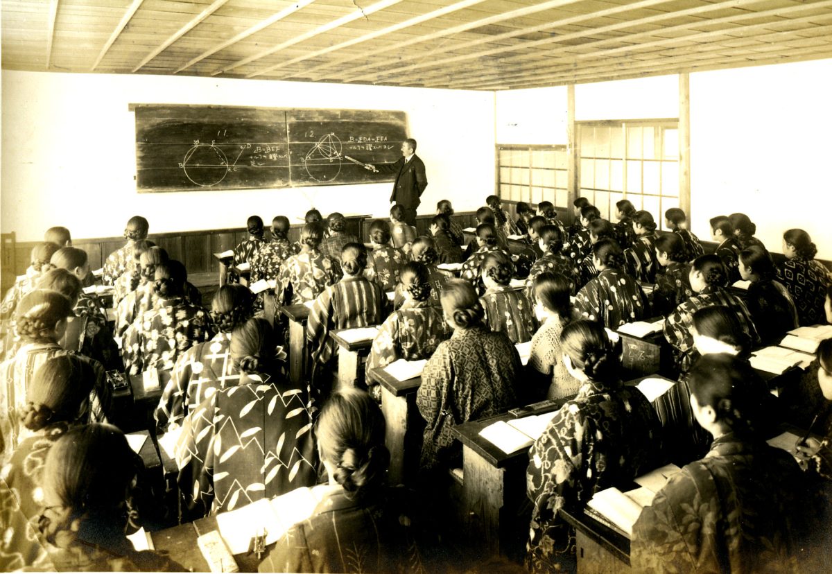 千葉淑徳高等女学校 授業風景<br />
1927(昭和2)年