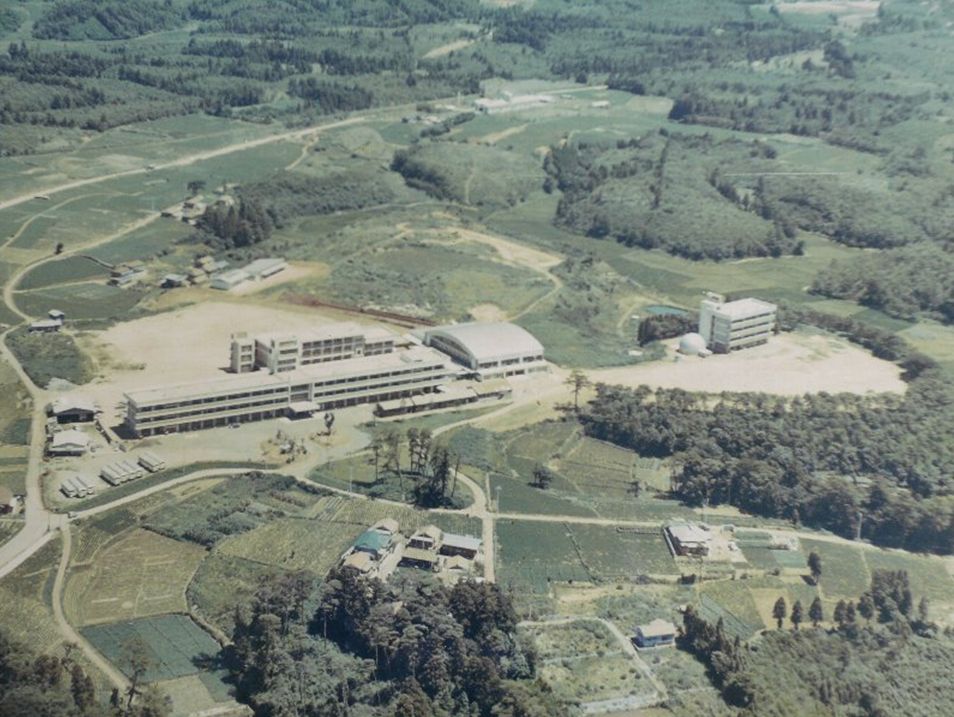 1969(昭和44)年頃の学園全景<br />
1966(昭和41)年に完成した<br />
男子部校舎(現中学校校舎)、体育館、1968(昭和43)年に竣工されたプラネタリウム館も<br />
見える