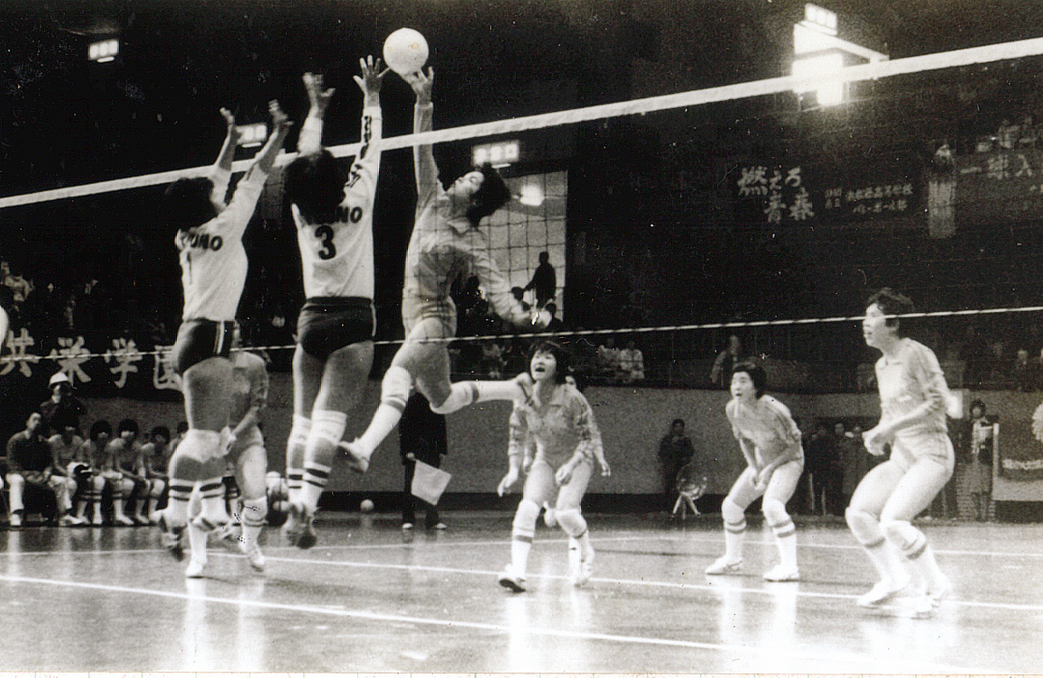 1979(昭和54)年度 女子バレーボール部<br />
県大会4年連続6回目の優勝