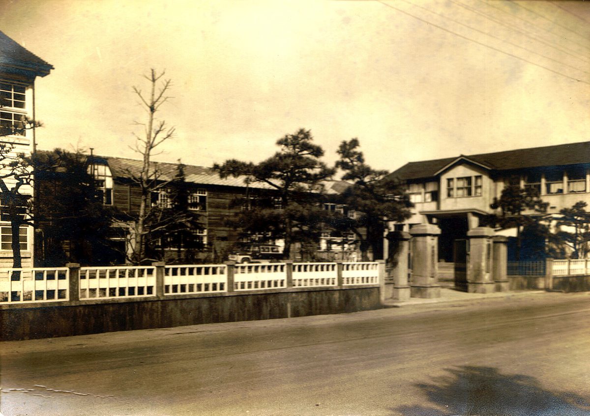 登戸校門<br />
チョコレート色でモダンだった校舎<br />
1955(昭和30)年頃