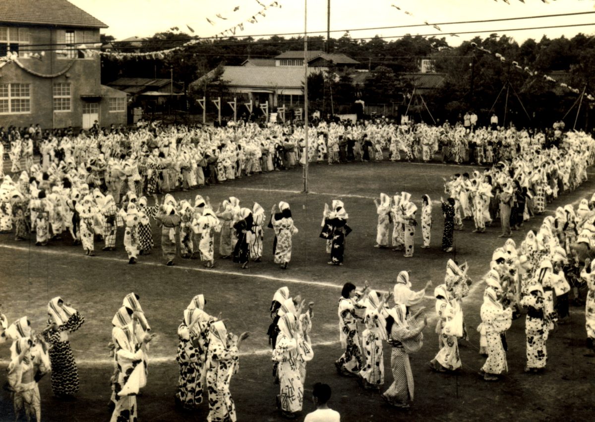 誕生したばかりの明徳音頭を踊る様子<br />
1952(昭和27)年頃